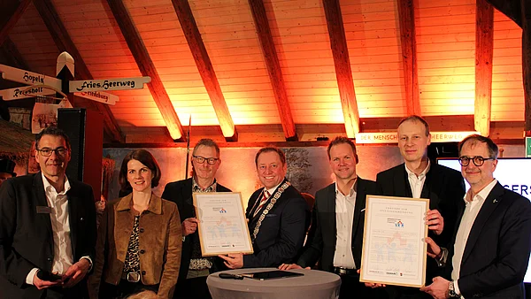 Gruppenfoto, Urkunden werden in die Kamera gezeigt